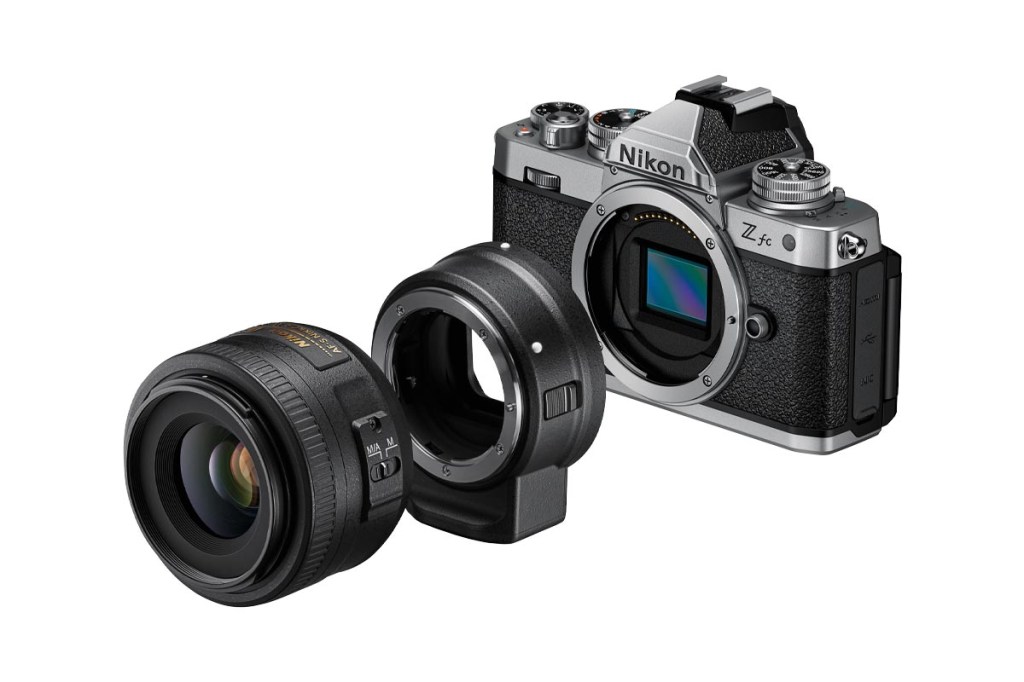 Die Nikon Z Fc mit Objekltiv unbd Objektiv-Adapter, beides schematisch und mit Abstand vor dem Kamera-Body