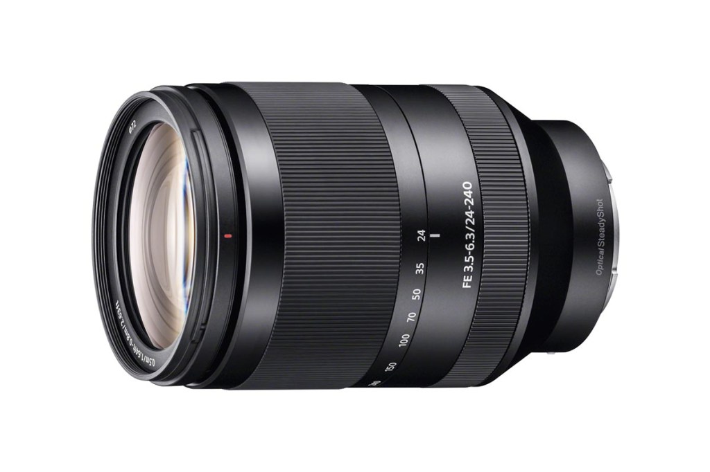 Das Sony SEL FE 3,5-6,3/24-240 mm OSS in der Seitenansicht ohne Kamera