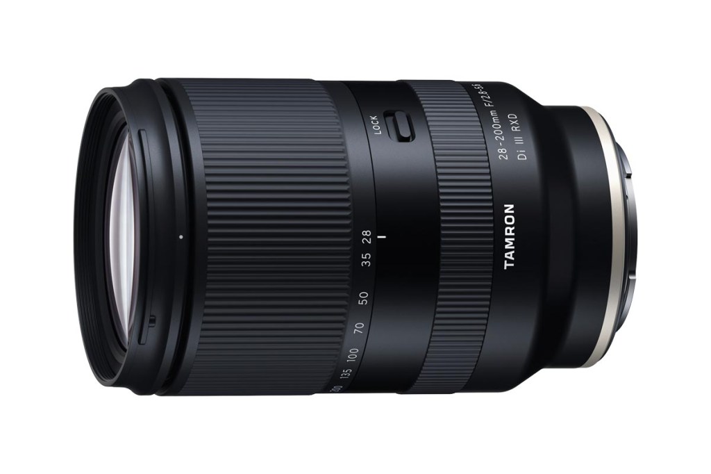 Das Tamron 2,8-5,6/28-200 mm Di III RDX ohne Kamera in der Seitenansicht