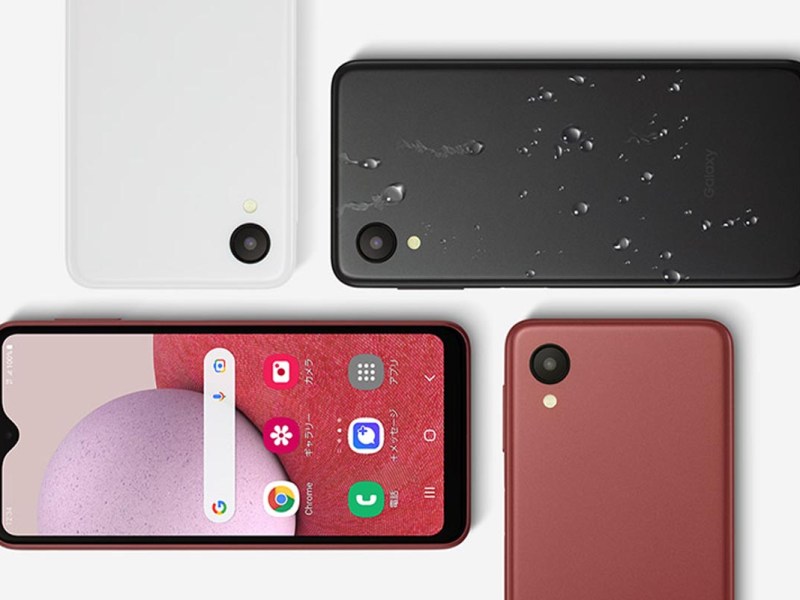 Vier neue Samsung Galaxy A23 5G in schwarz, rot und weiß sind im Viereck drapiert.