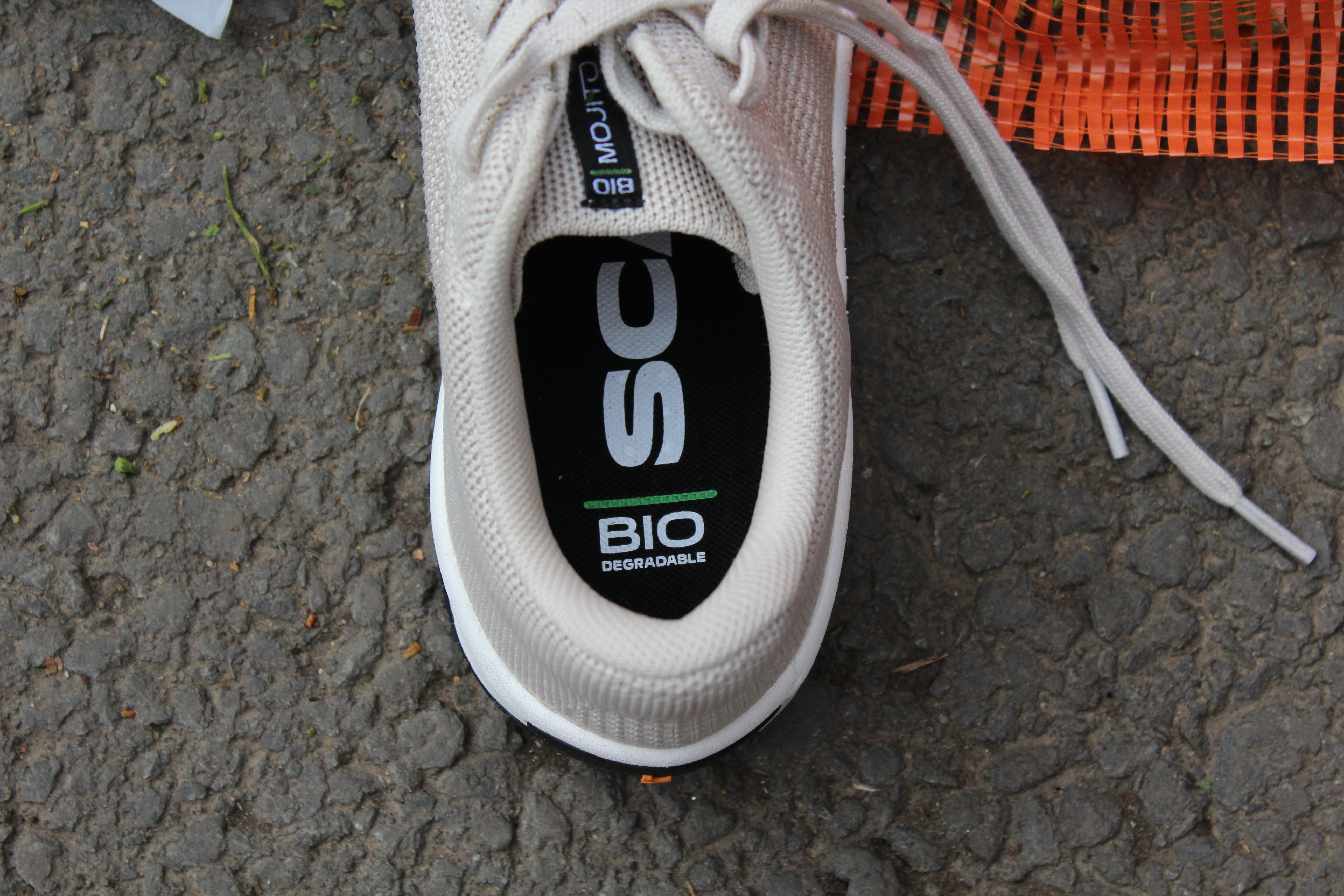Ein Schuh mit der Inschrift, dass dieser biologisch abbaubar ist.
