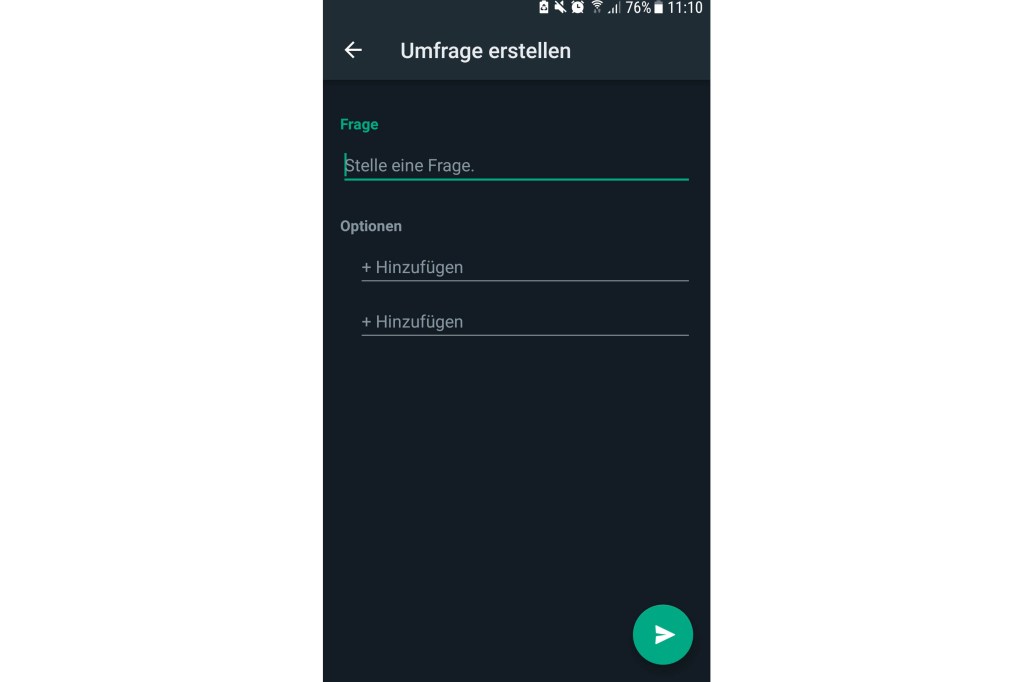 Ein Smartphone-Screenshot Whatsapp im Dark-Mode beim Erstellen einer Umfrage