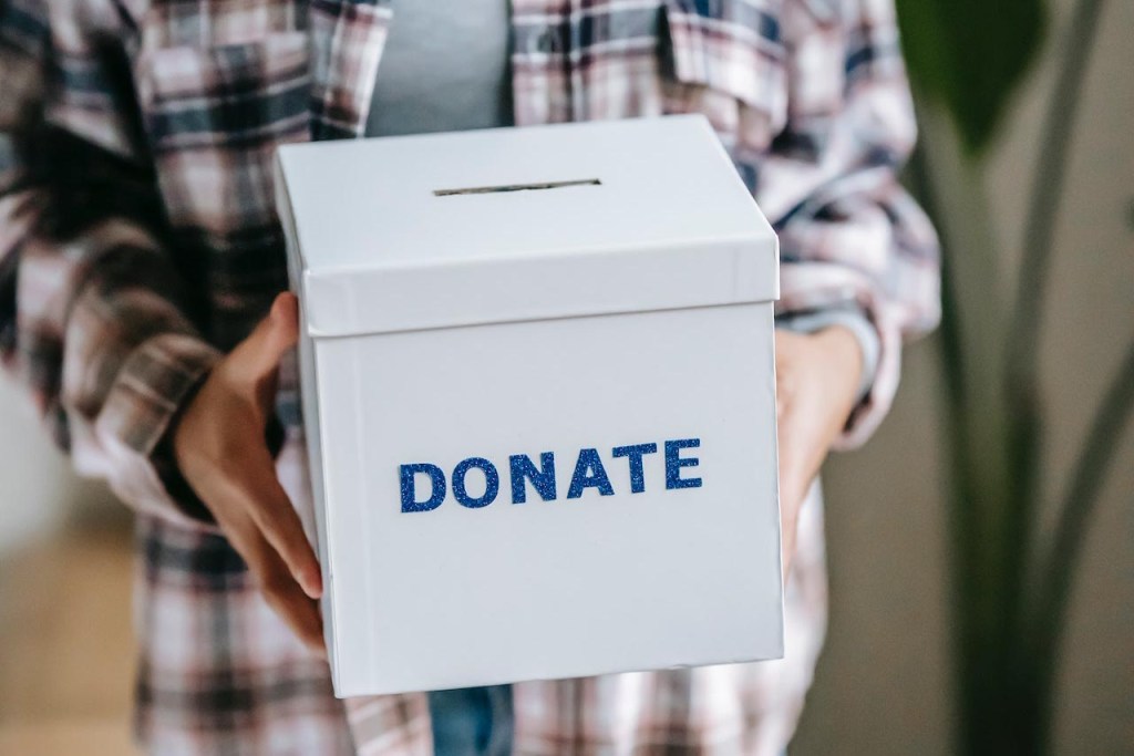 Mensch mit Spenden-Box