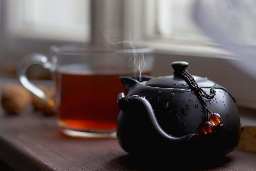 Eine Teekanne mit dampfend heißem Tee.