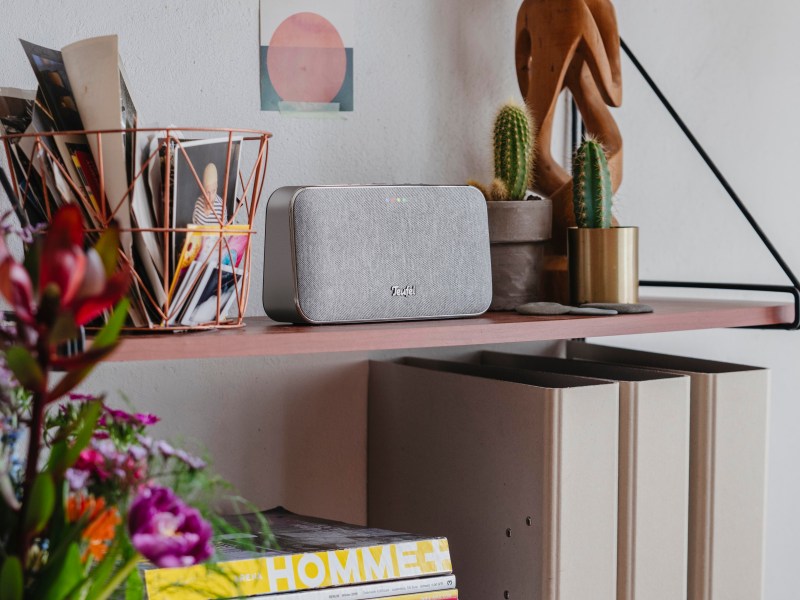 Der Bluetooth-Speaker von Teufel steht in einem Regal.