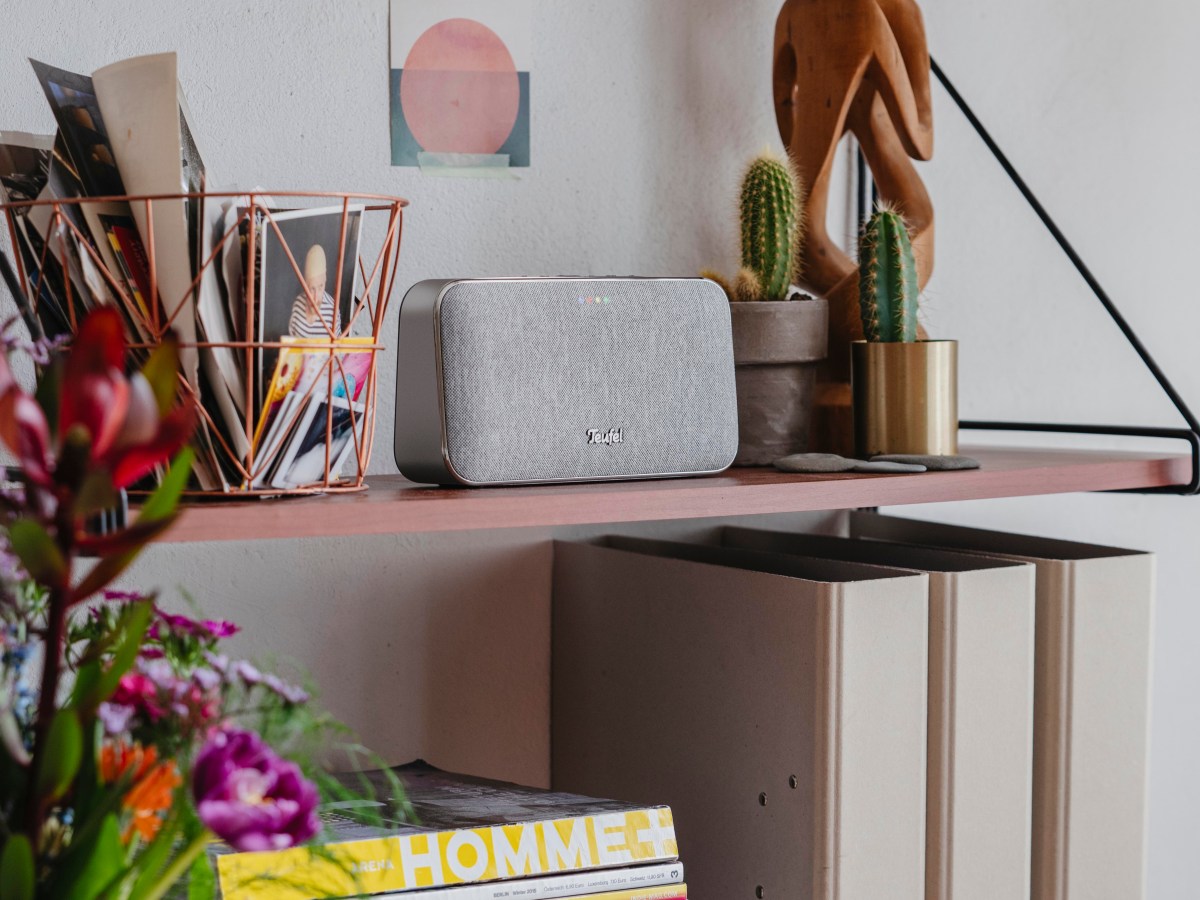Der Bluetooth-Speaker von Teufel steht in einem Regal.