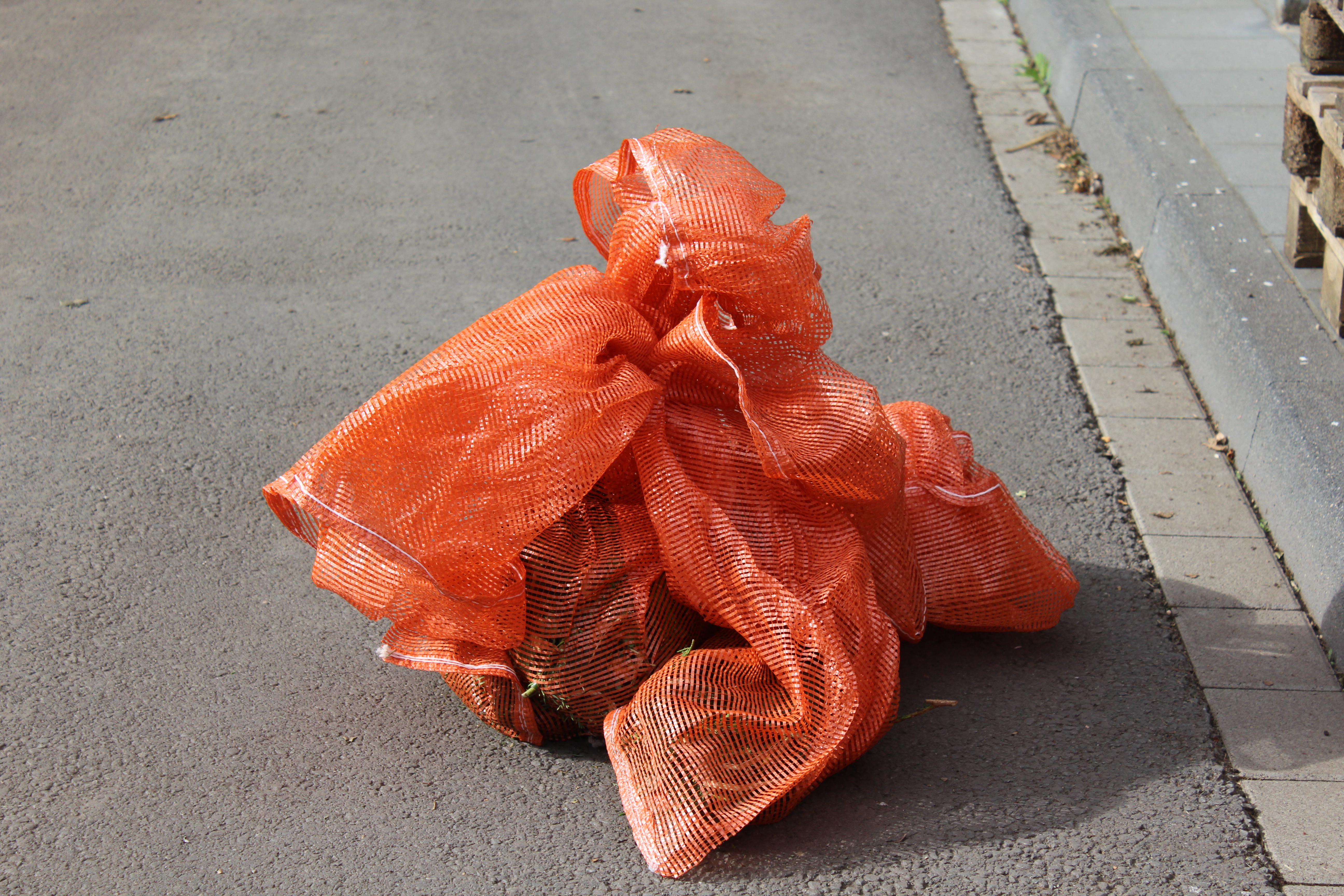 Ein Kartoffelsack wurde mit Grünabfall und angeblich abbaubaren Produkten befüllt.