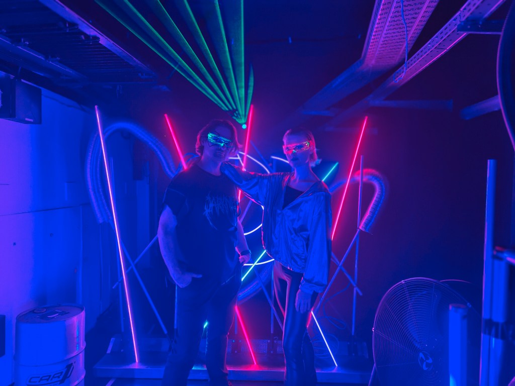 Zwei Menschen im dunkeln vor Lasershow
