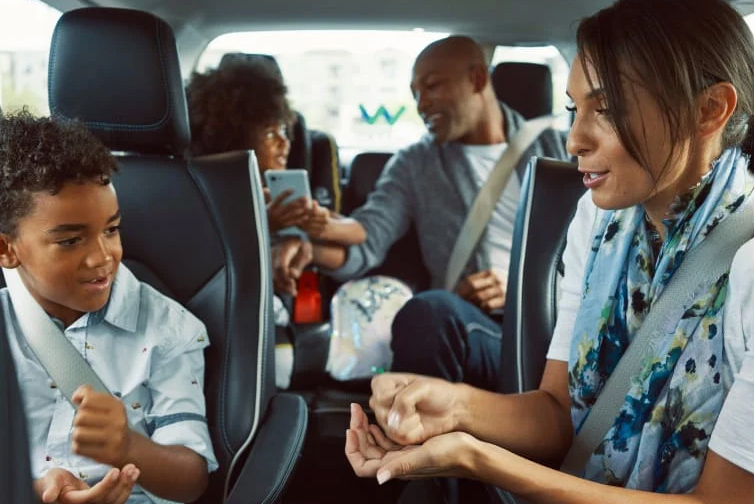 Eine Familie fährt in einem autonomen Fahrzeug von Waymo.