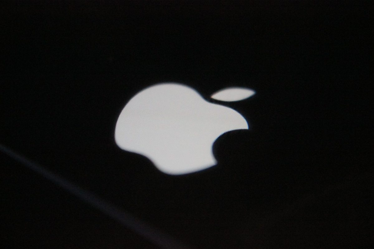 Weißes Apple-Logo auf schwarzem Grund