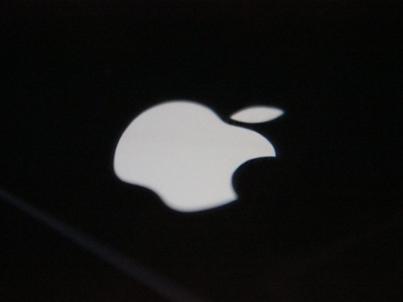Weißes Apple-Logo auf schwarzem Grund