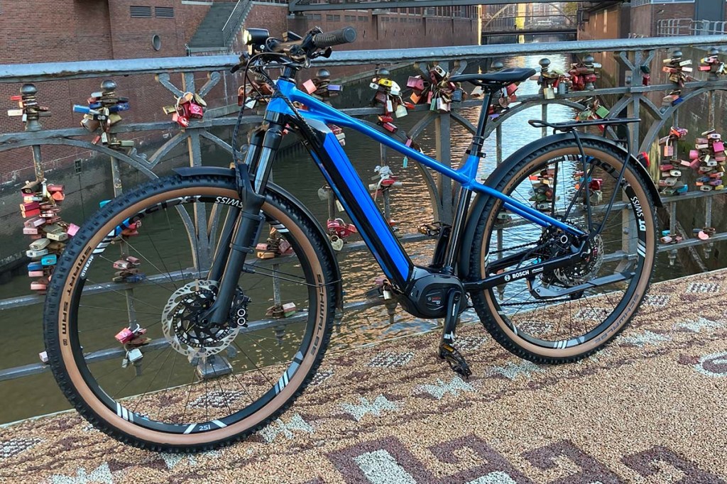 E-Bike mit Bosch eBike ABS vor einer Stadtkulisse