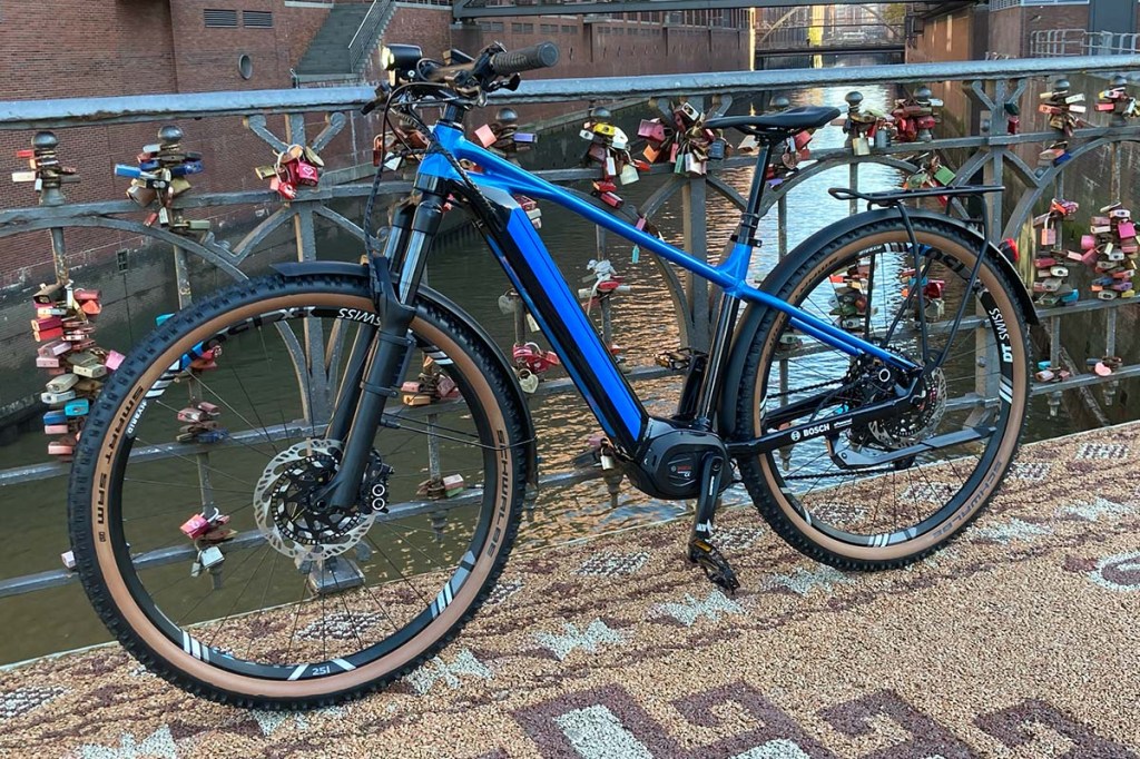 E-Bike mit Bosch eBike ABS  vor einer Stadtkulisse