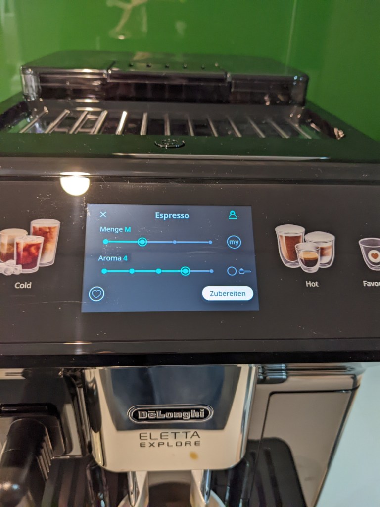 Schwarzer Kaffeevollautomat von oben