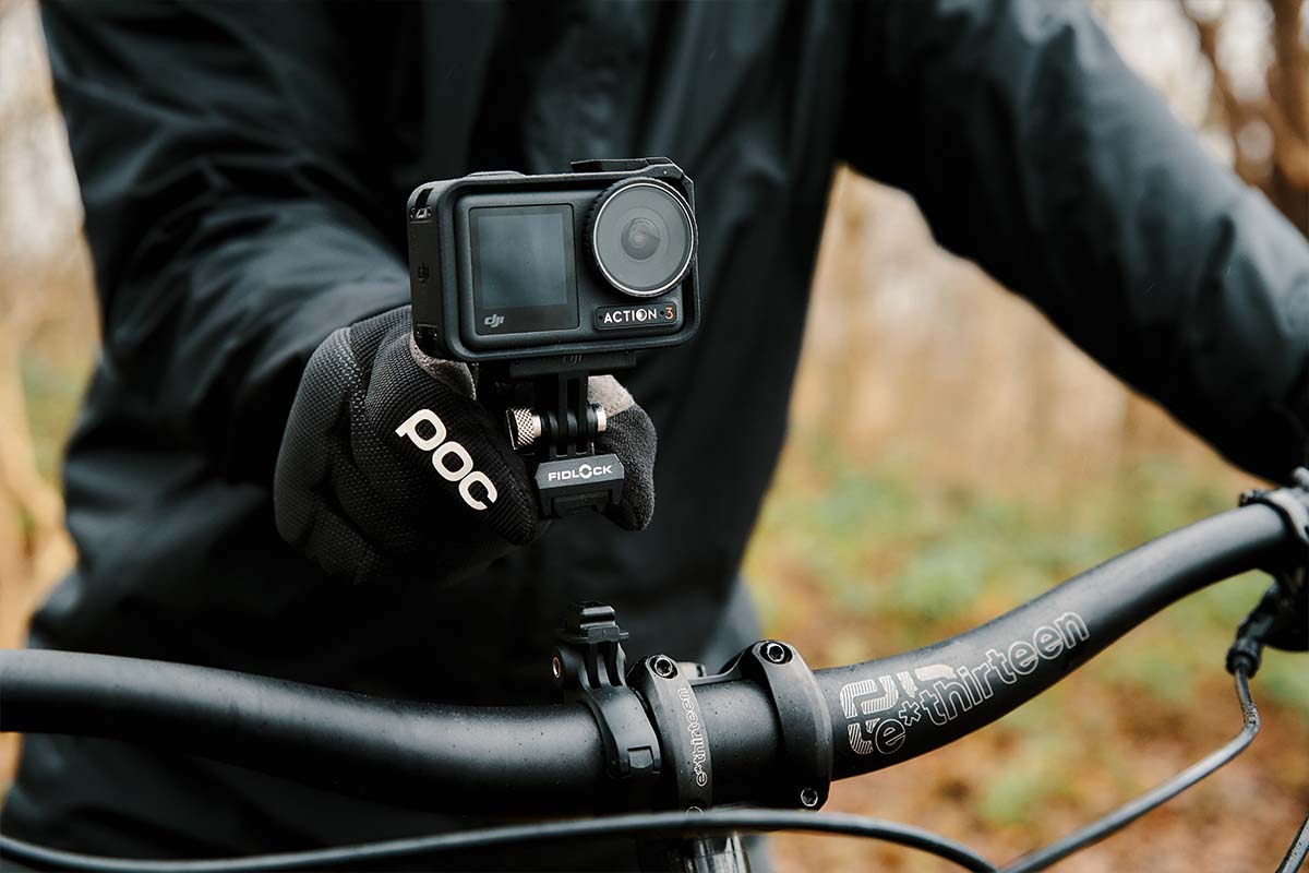 Nahaufnahme Action Cam, die per Halterung am Fahrradlenker montiert ist