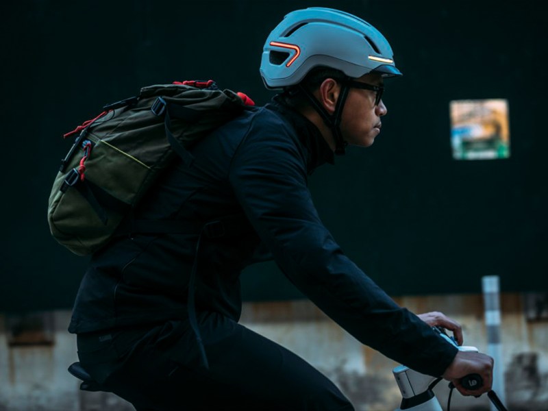 Mann auf einem Fahrrad mit dem neuen Helm Ethos Mips von Giro