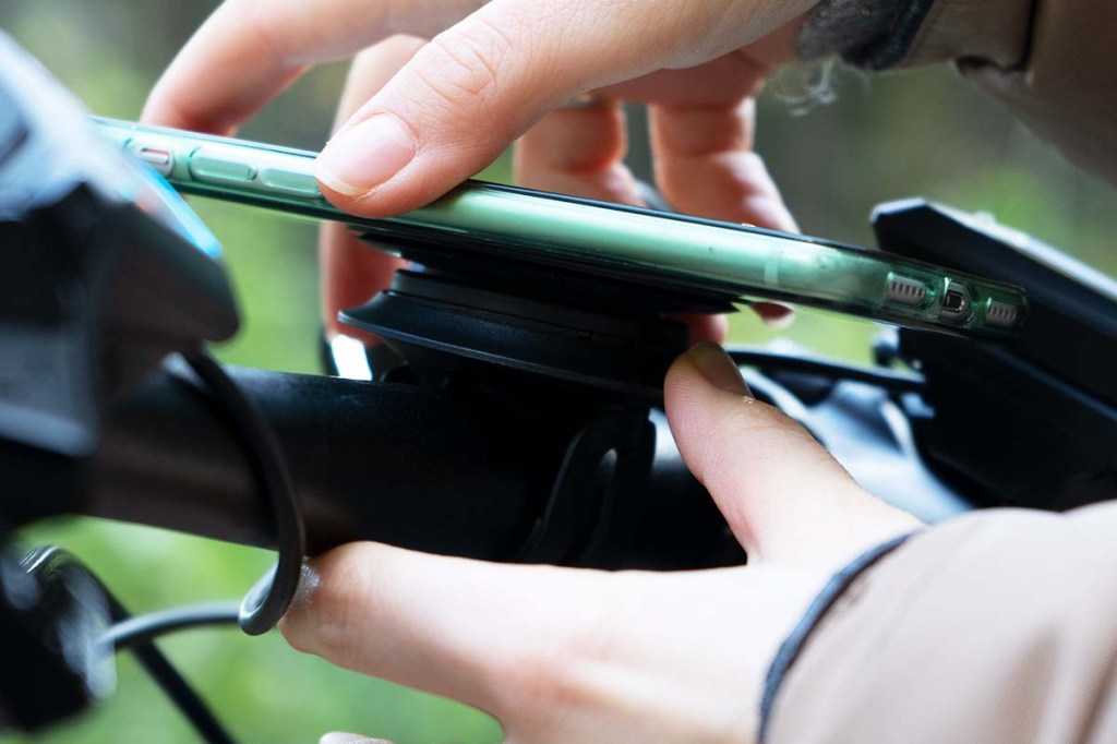 Handyhalterung handlebar base von Fidlock close am Lenker, Blick von der Seite