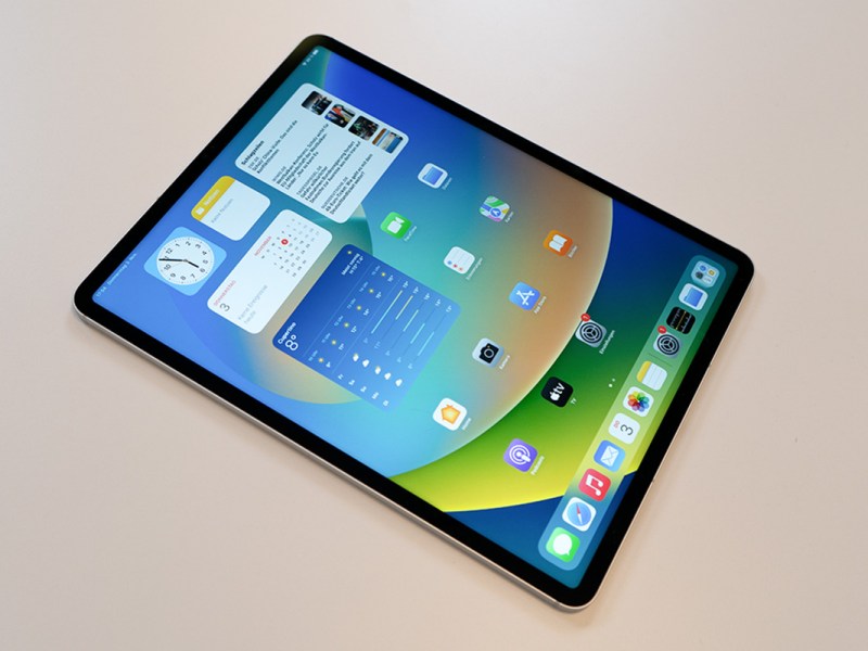 iPad Pro 6 auf einem weißen Tisch.