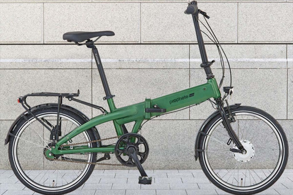 E-Klapprad von Prophete vor einer Mauer stehend