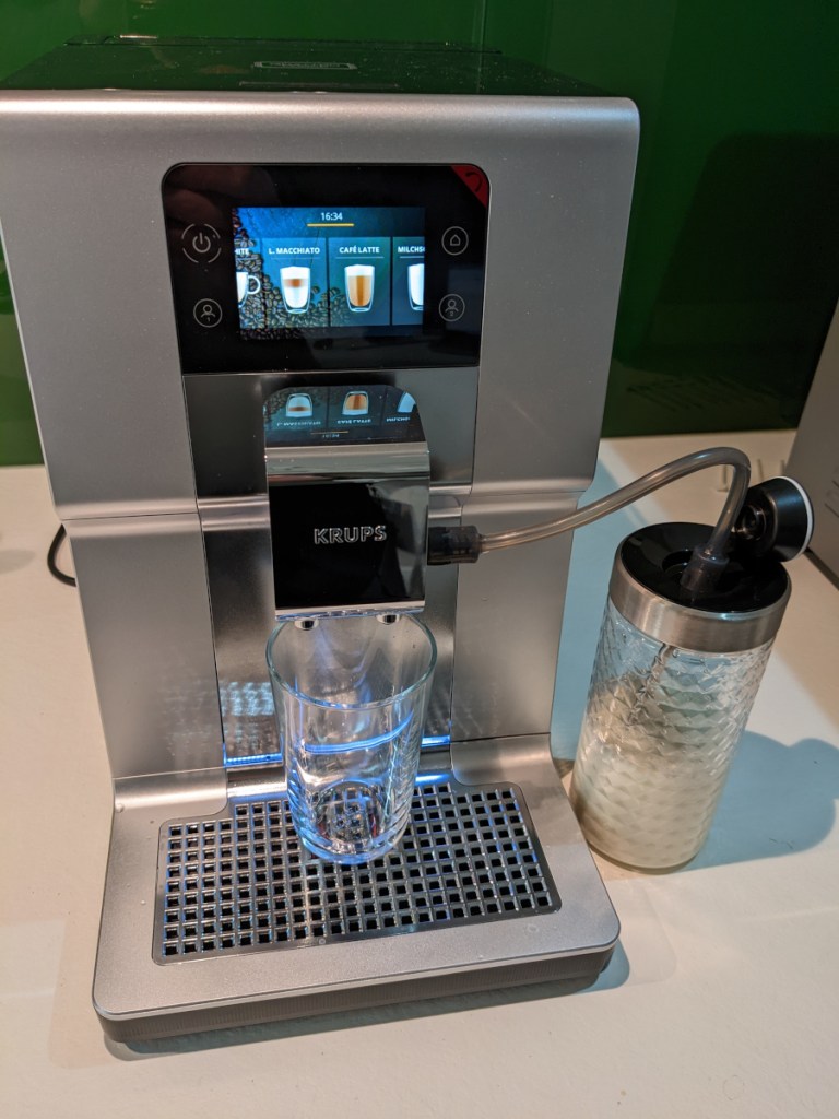 Silberner Kaffeevollautomat mit Milchsystem