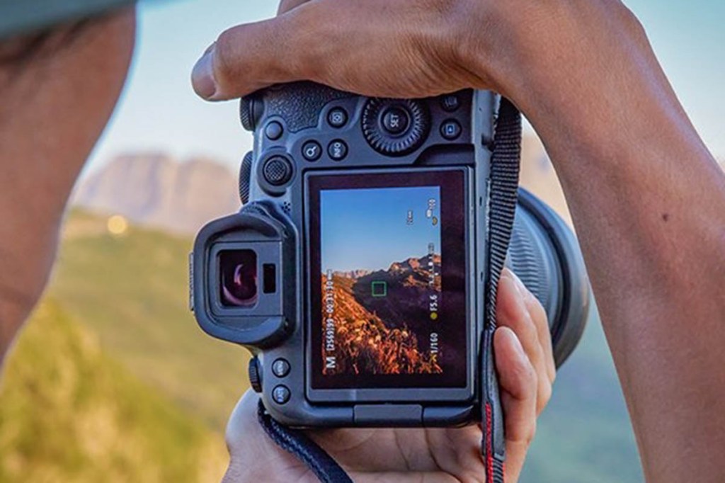 Canon EOS R6 Mark II in der Hand eines Fotografen, der die Landschaft fokussiert