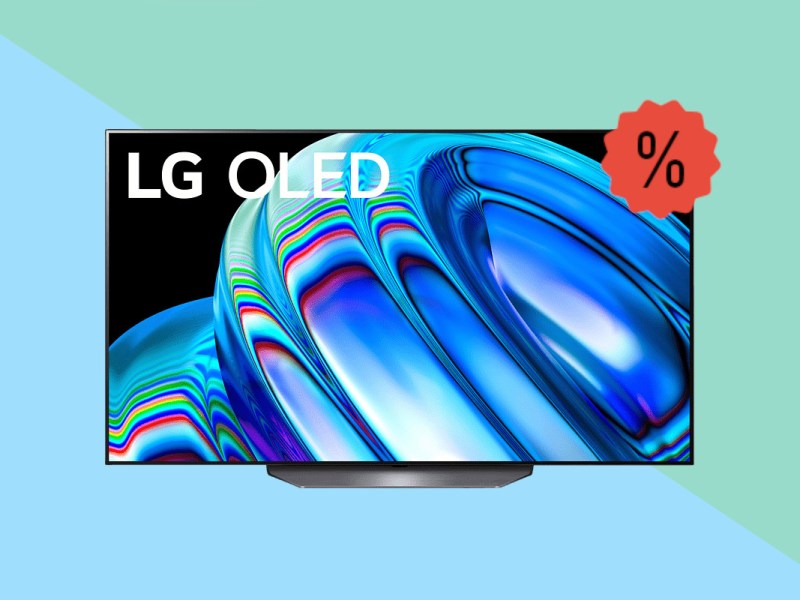 LG-OLED-TV mit blau schwarzem Bild von vorne auf blau grünem Hintergrund mit rotem Prozentzeichen oben rechts