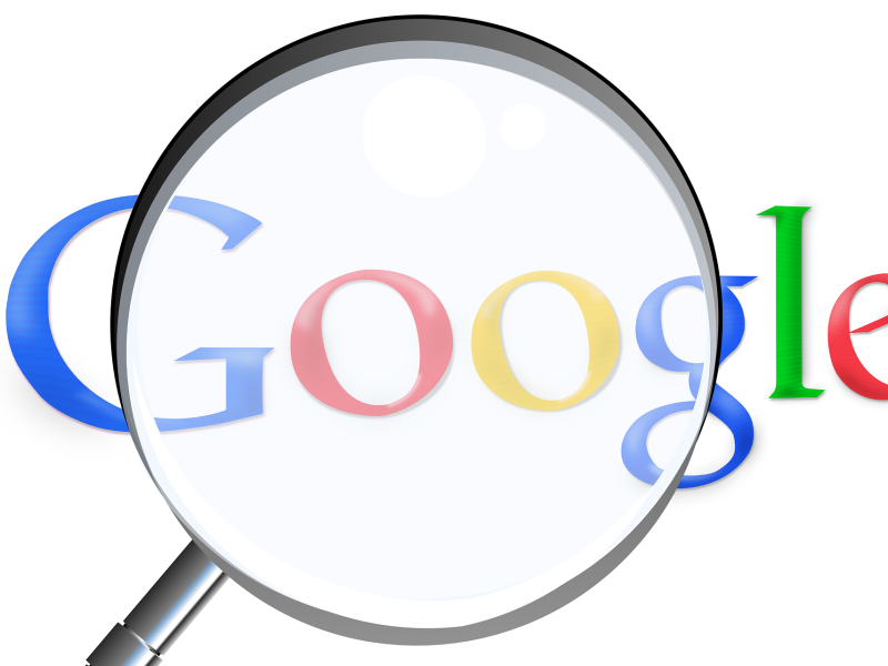 Das Google-Logo wird im wahrsten Sinne des Wortes unter die Lupe genommen.