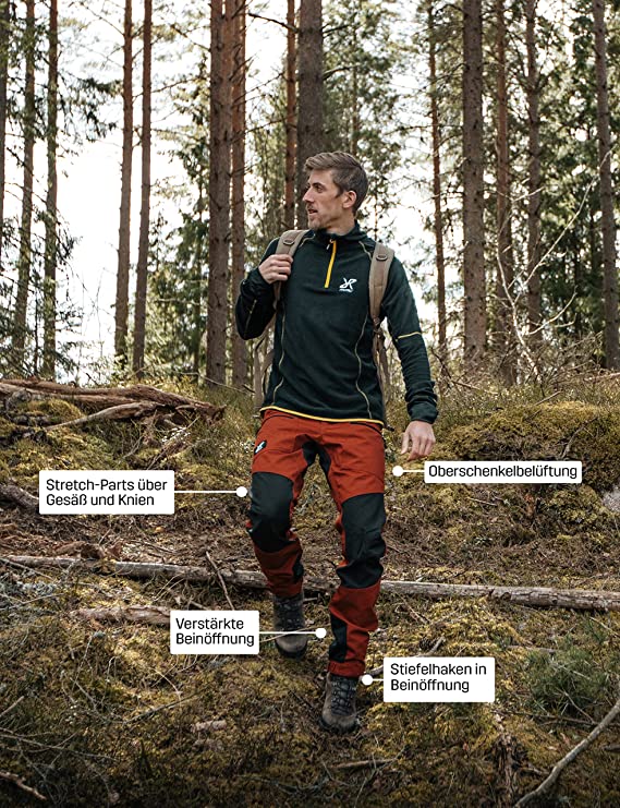 Mann mit orangener Outdoor-Hose in Wald mit Beschriftungsblasen an der Hose