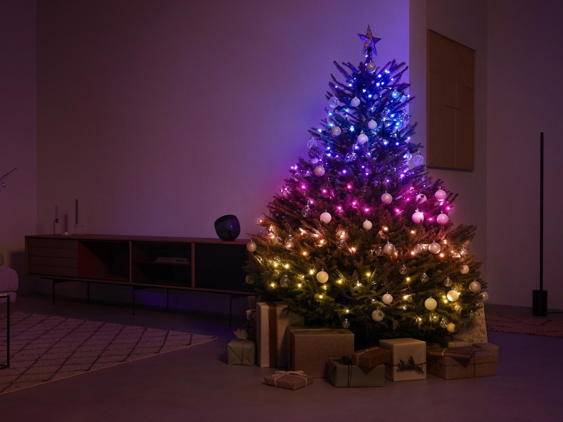 Festavia Lichterkette schmückt einen Weihnachtsbaum in einem Wohnzimmer