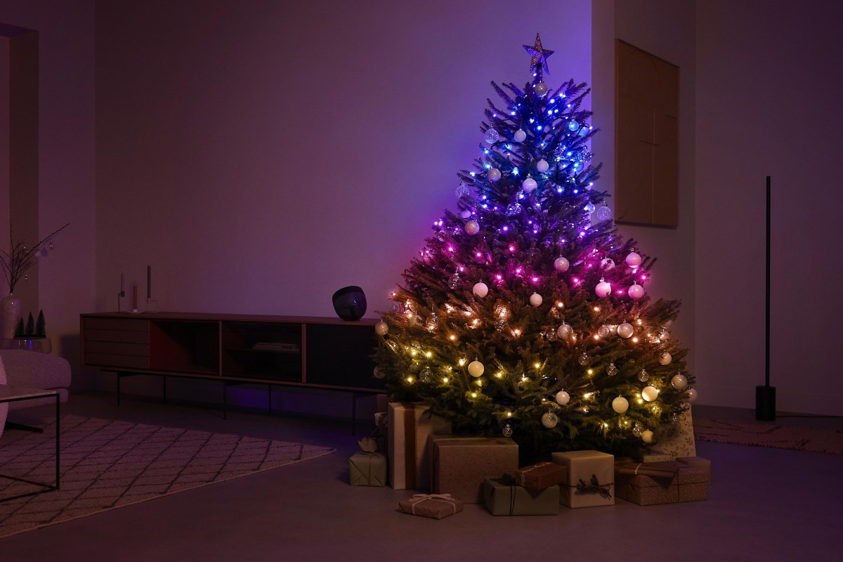 Festavia Lichterkette schmückt einen Weihnachtsbaum in einem Wohnzimmer