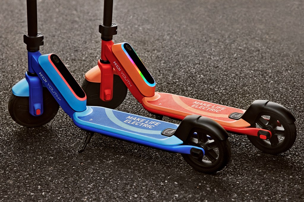 KQi Youth Kick-Scooter Nahaufnahme auf Straße