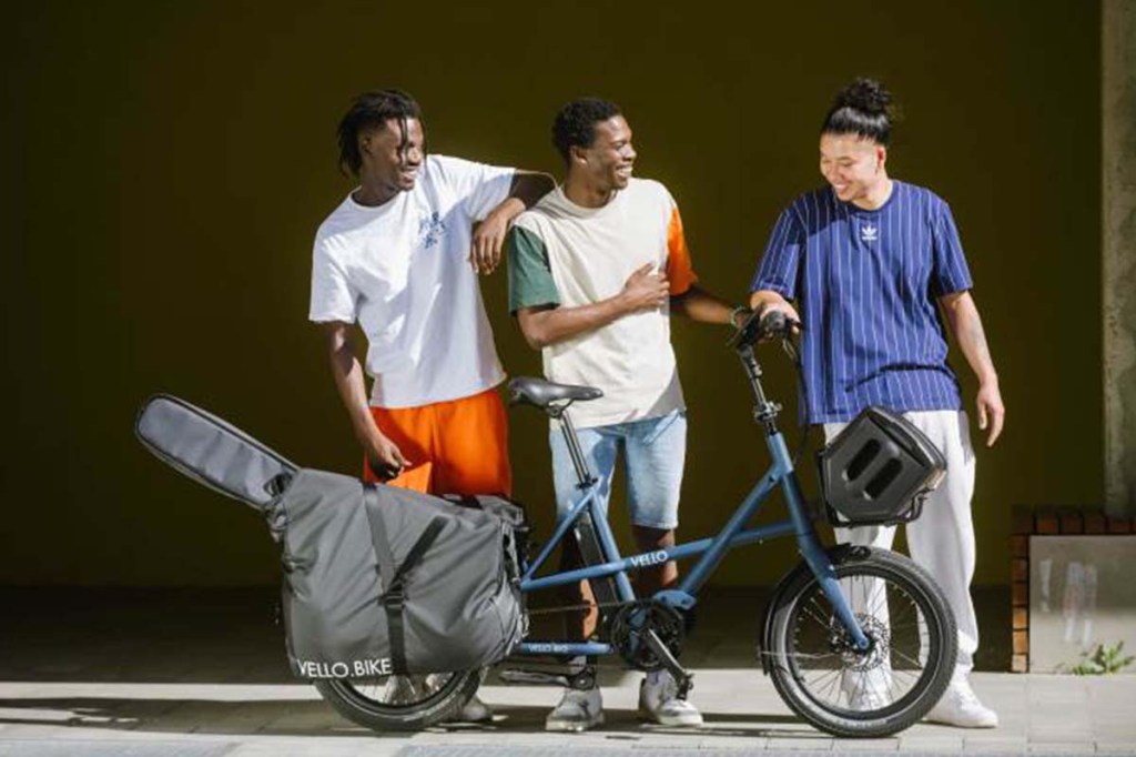E-Cargo-bike Sub von Vello mit drei jungen Männern, die mit dem Rad ihr Instrument transportieren