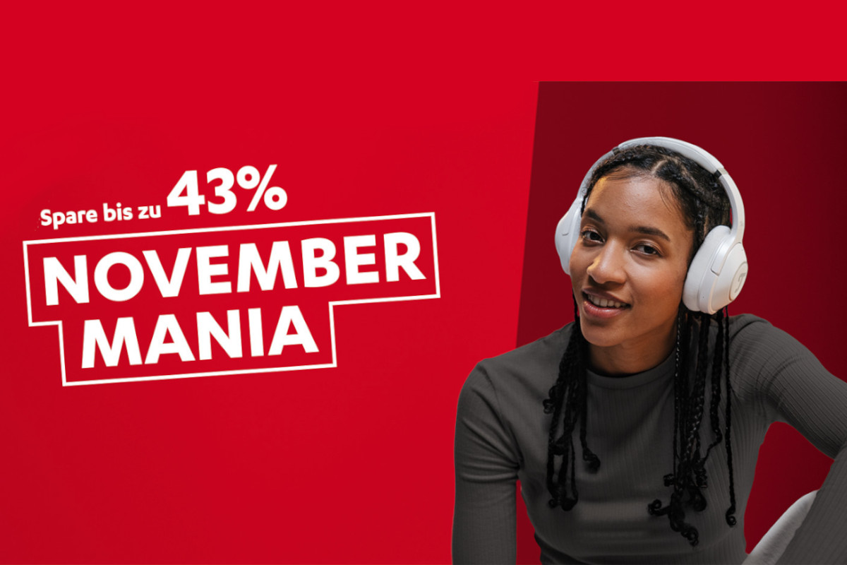 Junge POC Frau sitzt mit weißen Kopfhörern am Rand vor rotem Hintergrund mit weißem Aktionsschriftzug: 43% November mania