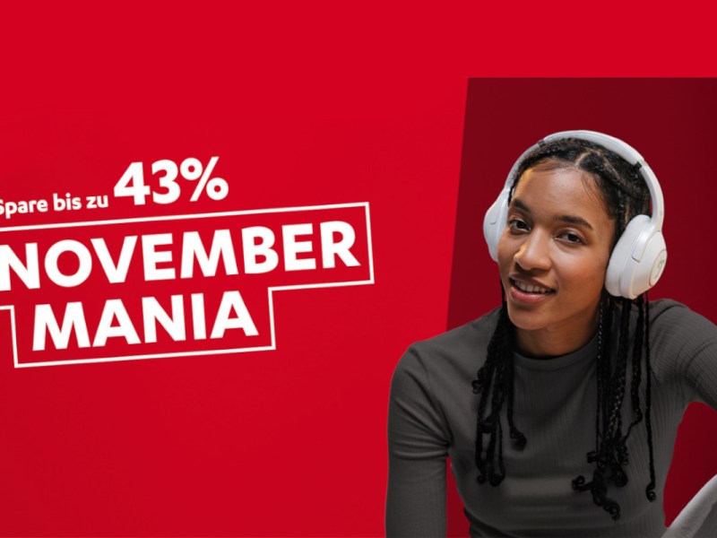 Junge POC Frau sitzt mit weißen Kopfhörern am Rand vor rotem Hintergrund mit weißem Aktionsschriftzug: 43% November mania