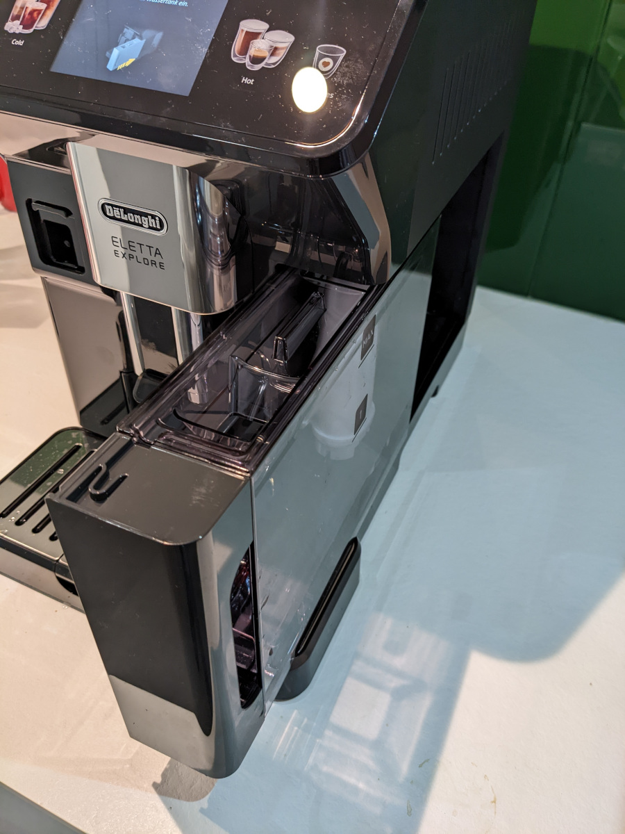 Schwarz silberner Kaffeevollautomat von oben
