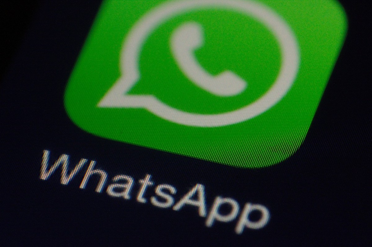 Das WhatsApp-App-Symbol auf schwarzem Screen