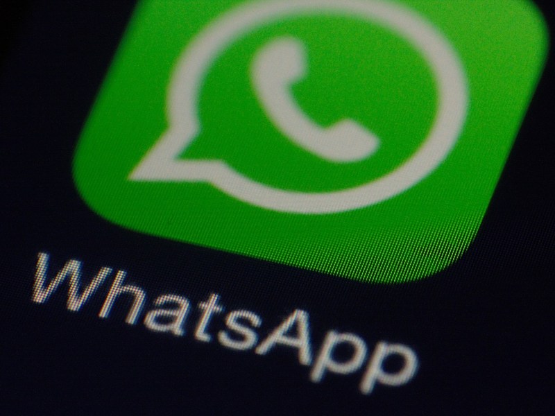Das WhatsApp-App-Symbol auf schwarzem Screen