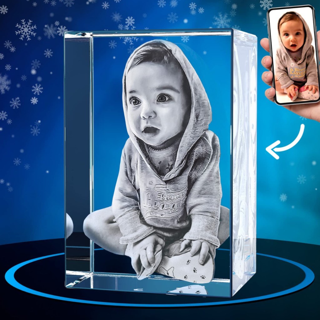 3D-Foto von sitzendem Kleinkind auf dunklem Untergrund vor Blauem Hintergrund mit Sternen