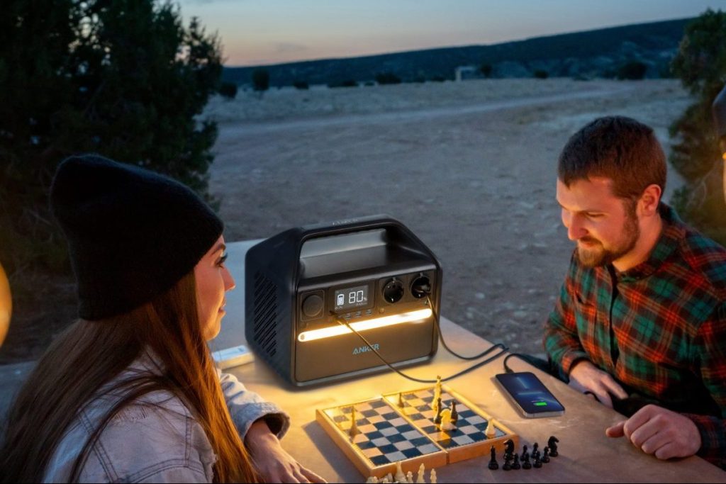 Ein Paar beim Schachspielen draußen mit einem Anker PowerHouse 535