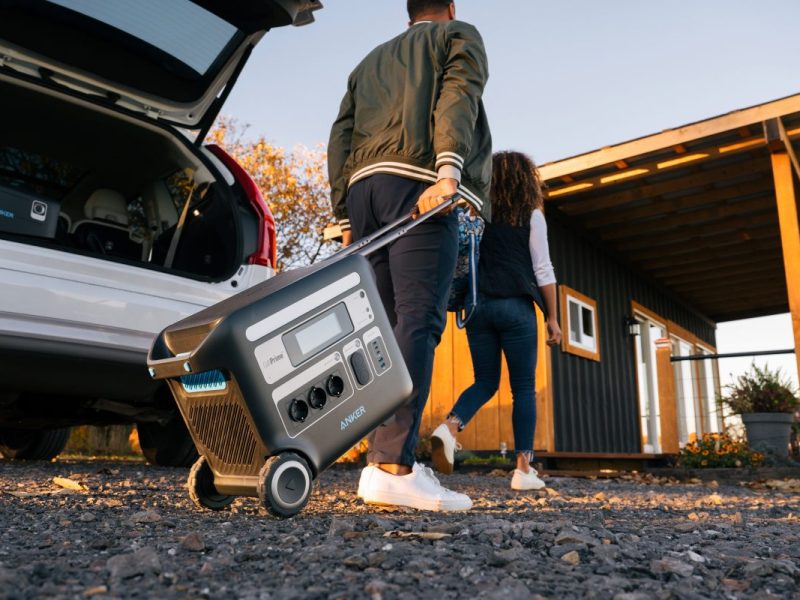 Ein Anker PowerHouse 767 wird auf Rollen in ein Ferienhaus gefahren