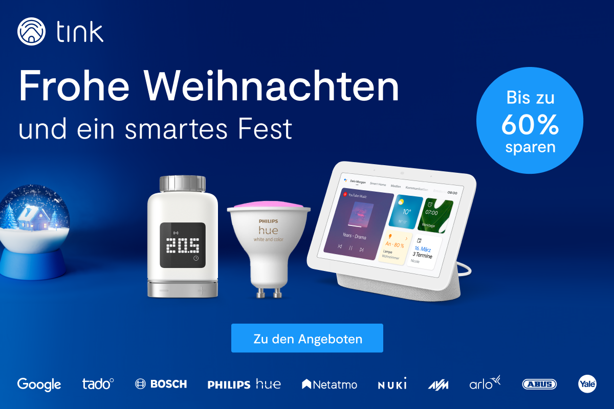 Ein Google Nest Hub, ein Bosch-Thermostat und eine Philips Hue Lampe vor einem blauen Hintergrund mit tink-Logo