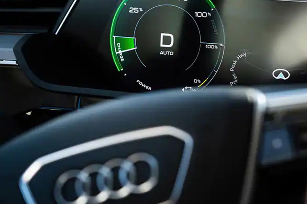 Audi E-Auto Detailsaufnahme Display und Lenkrad