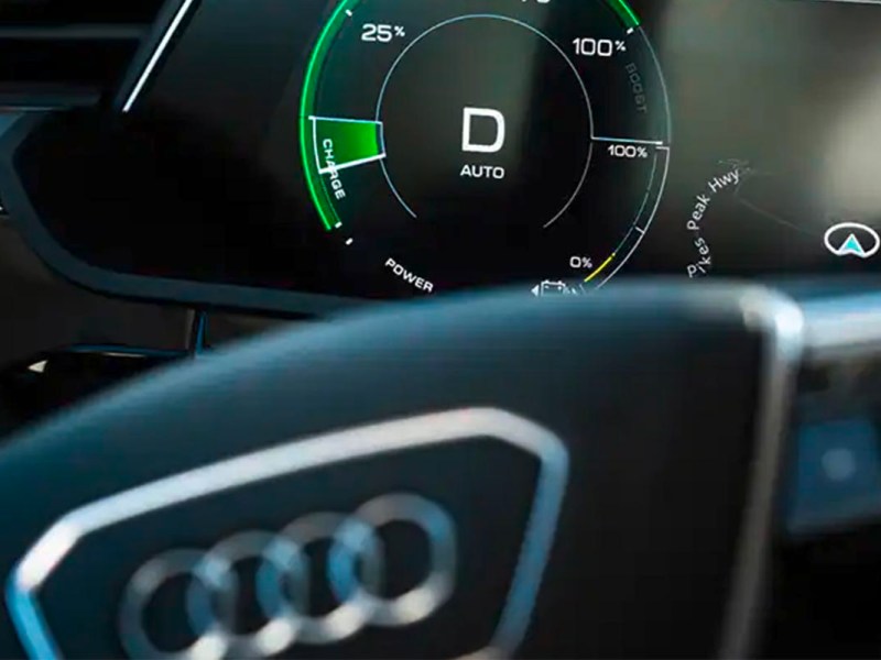 Audi E-Auto Detailsaufnahme Display und Lenkrad