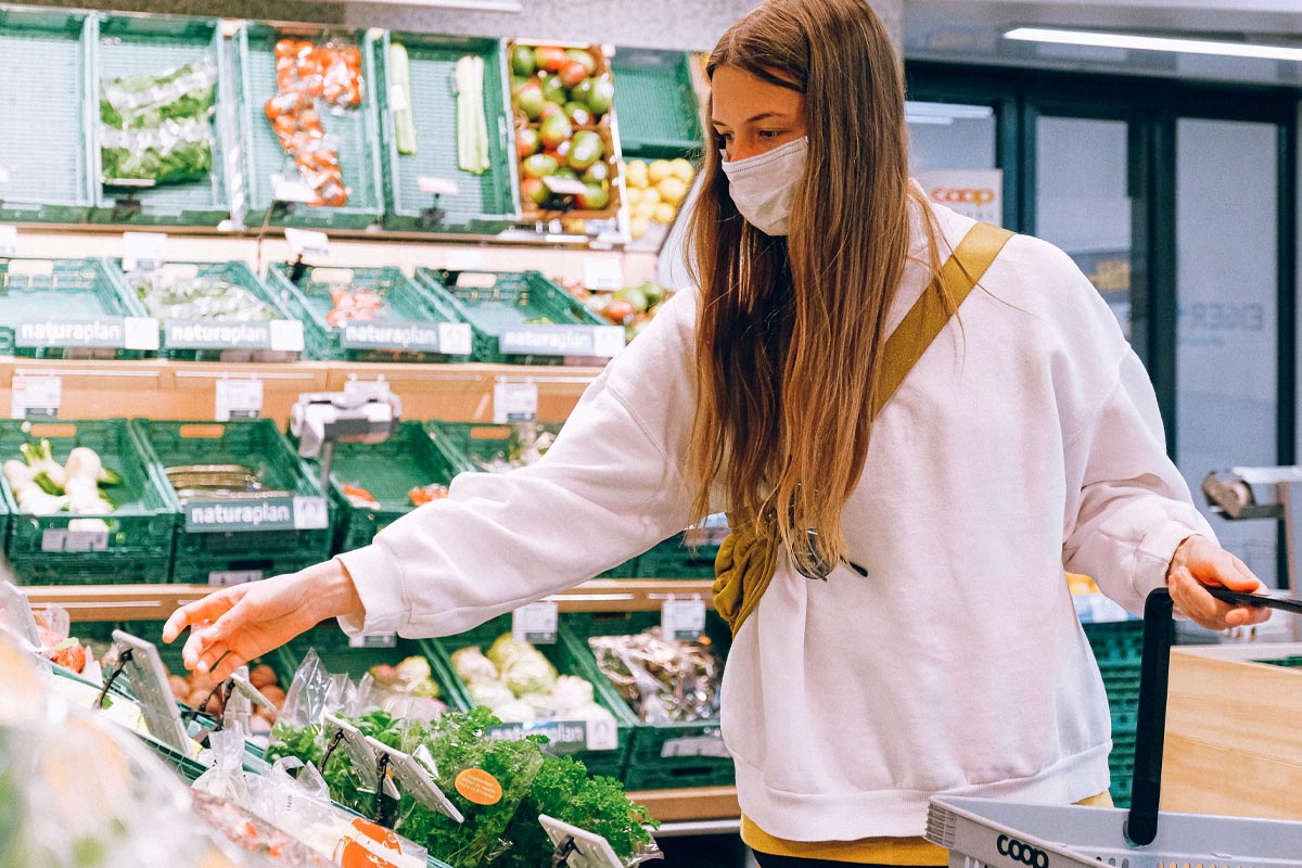 Frau kauft in einem Supermarkt ein.