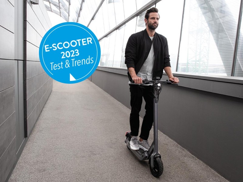 Mann auf einem E-Scooter