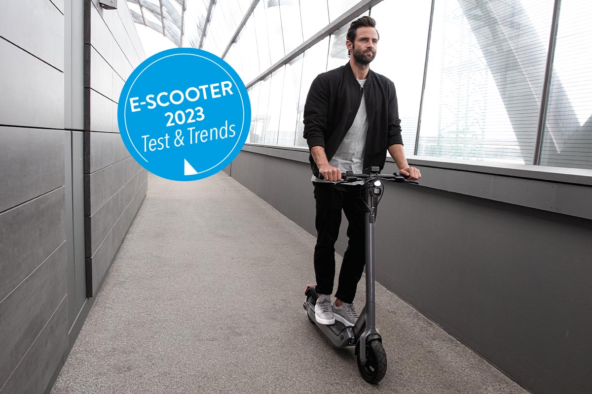 Mann auf einem E-Scooter