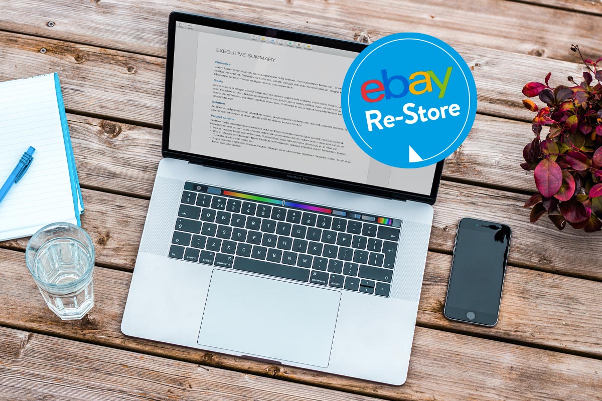 Das MacBook Pro auf einem Holztisch. Rechts daneben ein iPhone-Modell und lins eine Glas gefüllt mit Wasser. An der Bildschirmecke rechts oben ein blauer Kreis mit dem eBay-Logo und ein weißer Schriftzug in den Worten Re-Store drunter.
