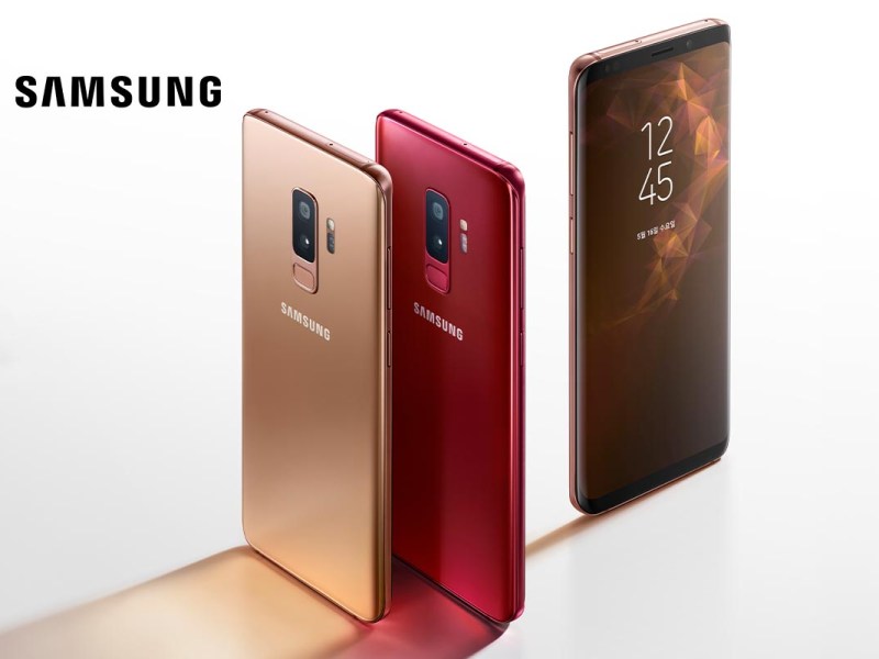 Drei Samsung Galaxy S9 auf weißem Boden