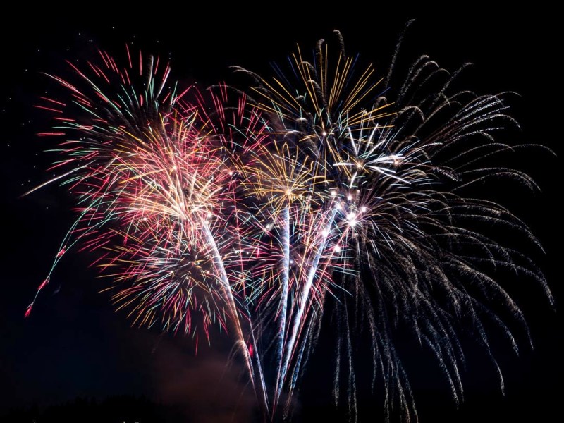 Feuerwerk vor einem schwarzen Nachthimmel.