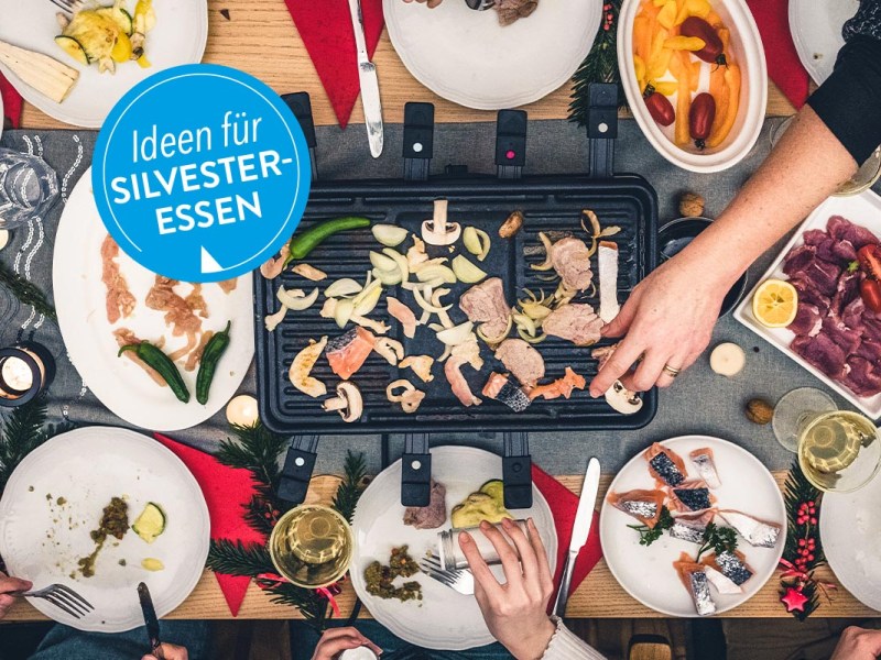 Raclette auf einem gedeckten Tisch